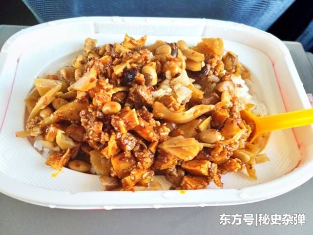 实拍：高铁上的盒饭“吃不起”，自带美食旁边人“羡慕不已”！