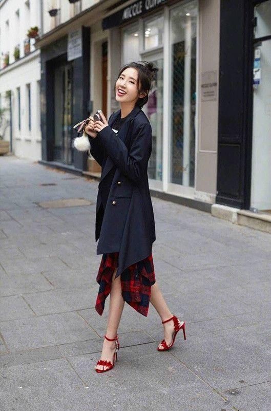 绿衣绿裙还露袜子,唐艺昕是不是对绿色时尚有