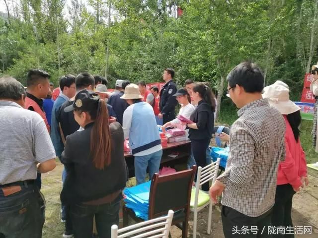 甘肃两当左家乡泰山庙会，现场人山人海，热闹非凡，但还要注意…