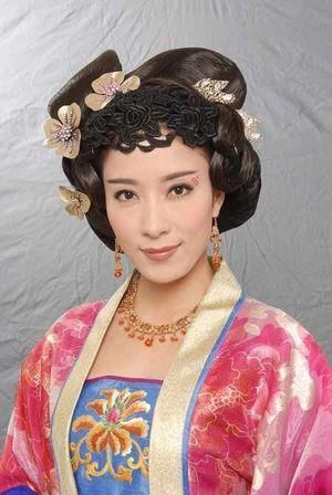 杨怡发文庆祝四周年，街头亲吻照太过甜蜜，老公曾被传是家暴男