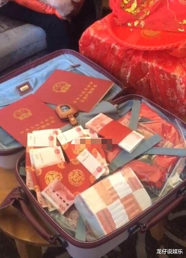 大衣哥一家六口合影，亲家气质太好像商业大鳄，陪嫁配得上门当户对