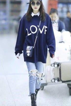 杨幂太美了,穿蓝色开衫搭配短裤,说她32岁你是