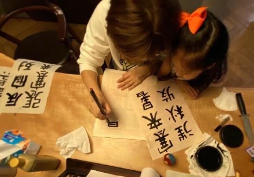 孙俪称赞女儿就像好闺蜜！一起写毛笔字的母女俩，画面简直太美好