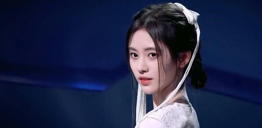 鞠婧祎红衣牛仔裙现身机场,空气刘海显清纯,手机太大能拿稳? 凯发k8官网