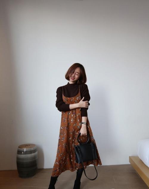 秋天吊带连衣裙配什么衣服好看 秋季吊带连衣裙