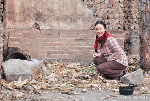 闺女找了一老头，我被村里人耻笑，女儿带回老头，我笑的合不拢嘴