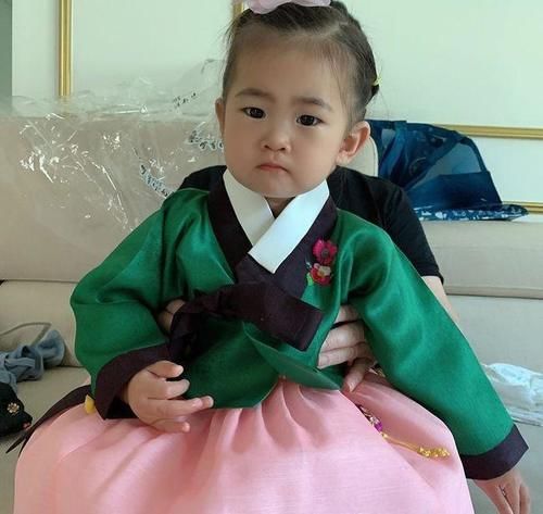 咸素媛婆婆晒孙女穿韩服照片，粉红裙子绿色上衣十分可爱，和爸爸一模一样