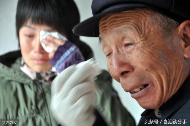我坐月子,公公来屋送饭,看到他的双手,我人带被子一块掉下床
