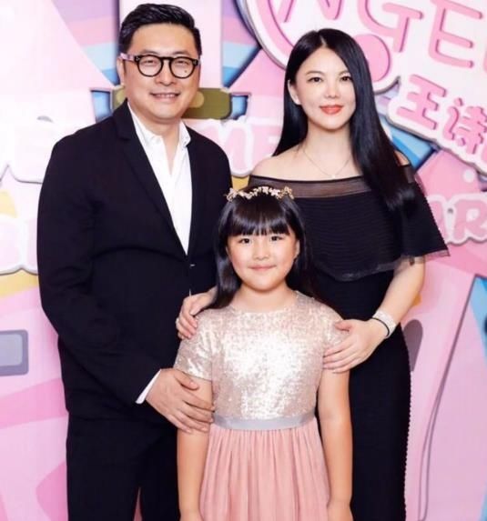10岁王诗龄挂断妈妈李湘电话，语气不耐烦，王岳伦在一旁哑口无言