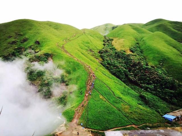 这里是中国十大“非著名”山峰之一，还有一个绝美的天上草原