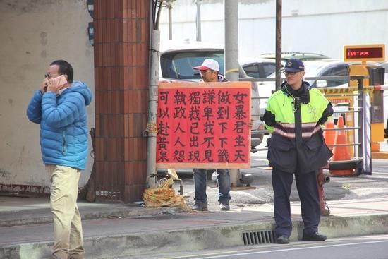 \＂小英\＂保镖攻击民众视频曝光 面对民怨,蔡过年不回老家发红包