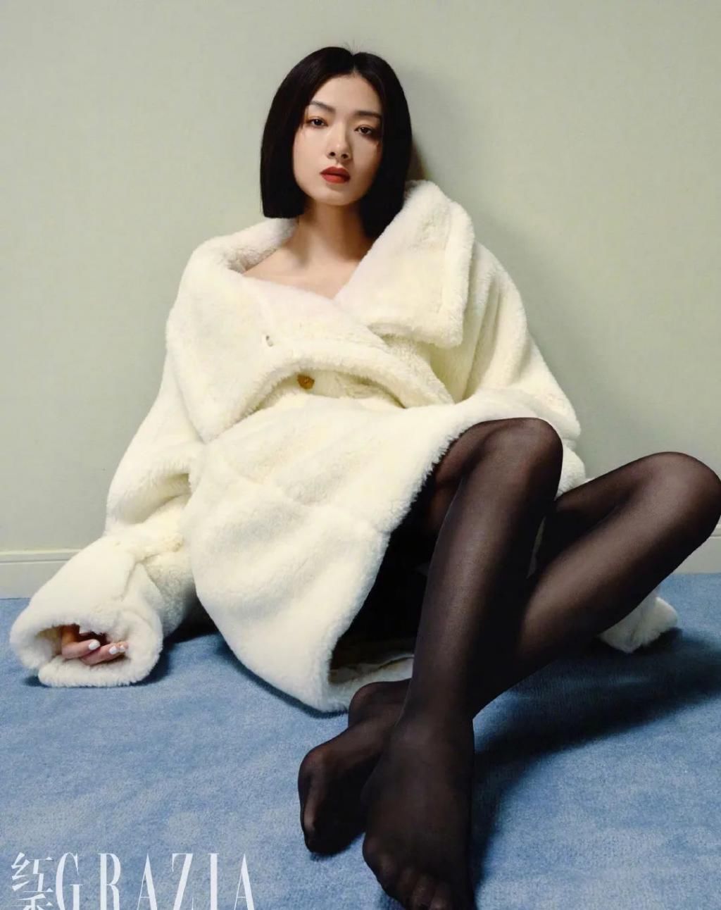 万茜终于放开了!黑发红唇配性感黑丝袜女人味十足,罕见秀性感