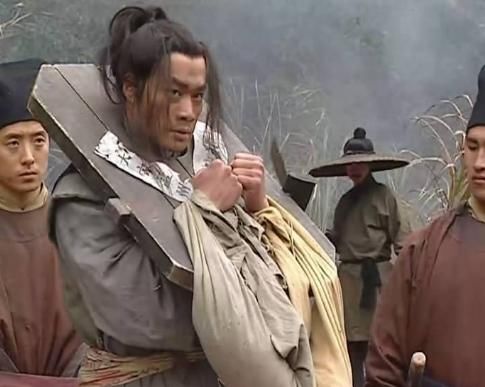 二十五斤重的枷锁,为何武松可以打烂,卢俊义和林冲却不行
