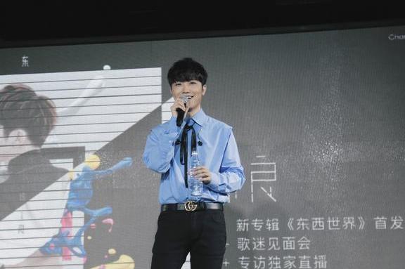 斗鱼冯提莫机场照略显憔悴,徐良夸赞她声音里