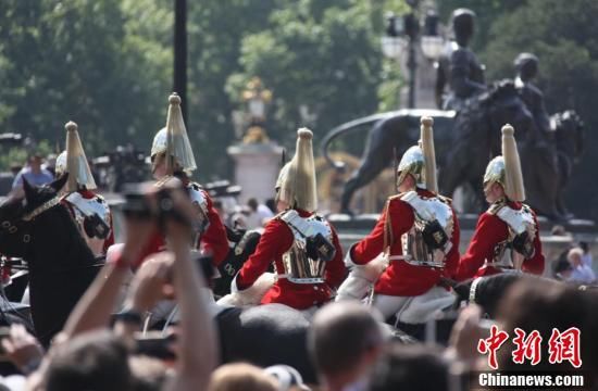 英女王生日庆典隆重 英国民众观礼踊跃