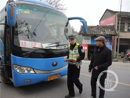 少数滞留车辆司机鸣笛扔垃圾 更多游客感受海口温暖感谢志愿者丨