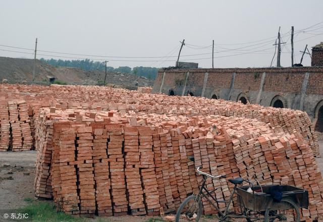 农村建房红砖涨得厉害,没有了红砖用什么建造房屋呢?