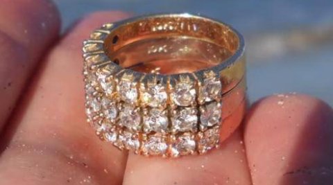 男子沙漠捡到珍贵钻石戒指,没有卖掉,三个月后