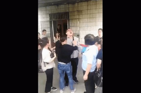 36岁男子科目二考试5次全都不及格, 躺在地上