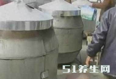 大叔集市上烤大桶“牛肉干”：客人都排队抢着买