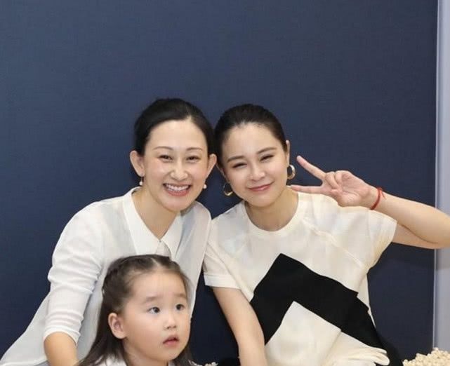董璇餐厅开业,李小璐甜馨亲子装亮相,网友:看到一抹熟悉的身影 九州平台娱乐注册
