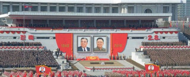 朝鲜阅兵高清图片曝光 远程导弹新型步枪齐上阵