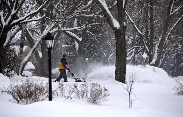 (外代一线)(6)美国大湖区遭遇强降雪 学校停课上千航班取消