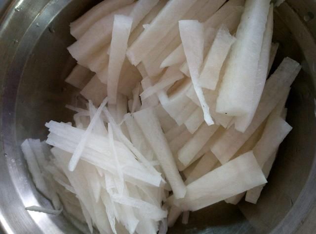 老奶奶腌制的白萝卜比肉都好吃,酸甜脆特别爽口,40年经验分享
