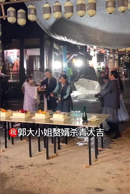 郭麒麟剧组太会玩？被人用香槟浇头，本人下意识动作显示素养