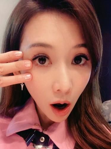 林志玲回应鱼尾纹,网友又吐槽手不好看 做女人