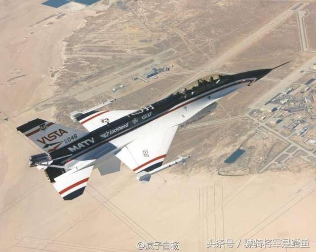 中国歼10装备矢量发动机成功试飞,西方称赞:当