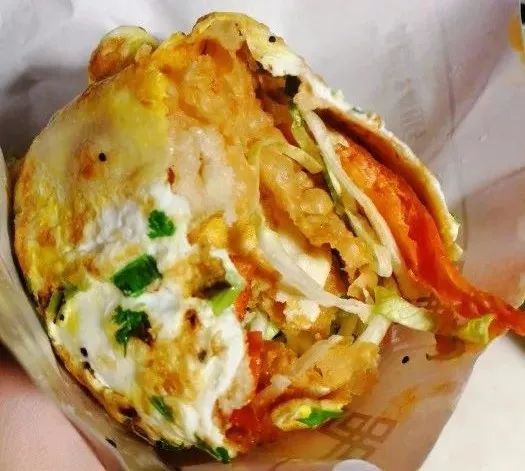 52岁煎饼大妈月入10万，爆开三家连锁店，还送女儿出国：有梦想谁