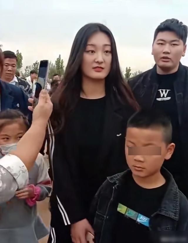 大衣哥儿媳被怼脸拍，成了村民拍摄新目标，家庭背景被曝光