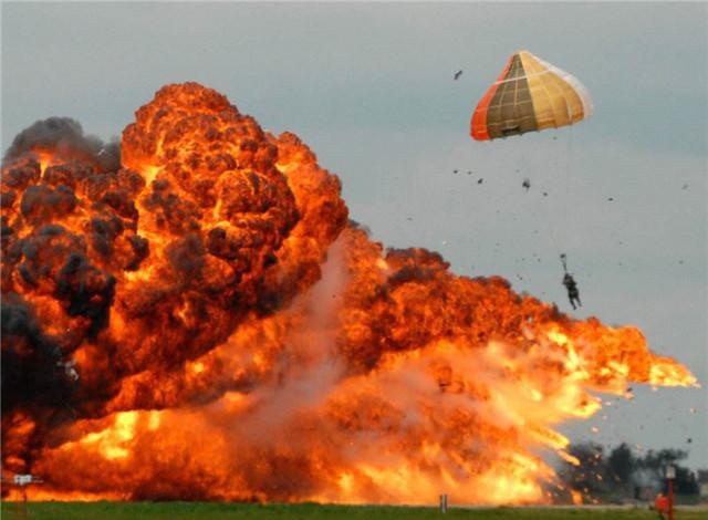 美F-35B隐形战机爆炸坠毁,飞行员抛弃战机逃生