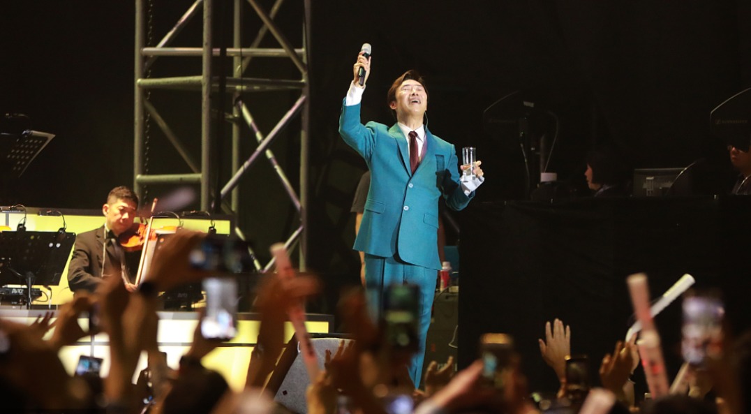 原创 费玉清内地告别演唱会哽咽飙泪,从不喝酒