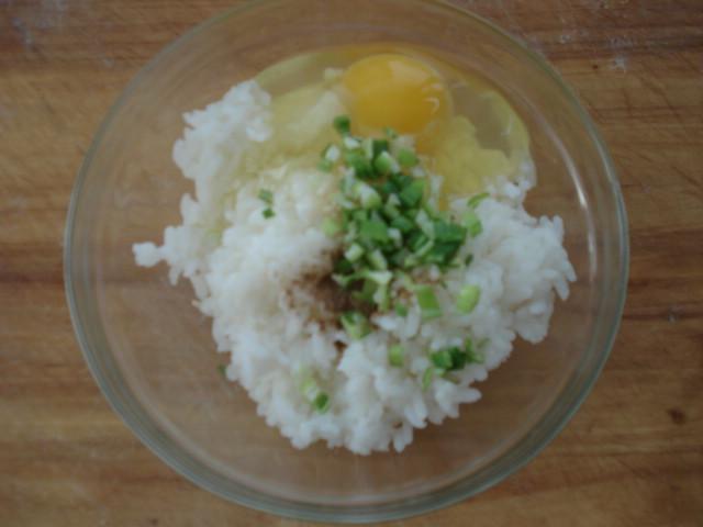 老婆1碗米饭甩进3个鸡蛋,简单一做,营养美味,几