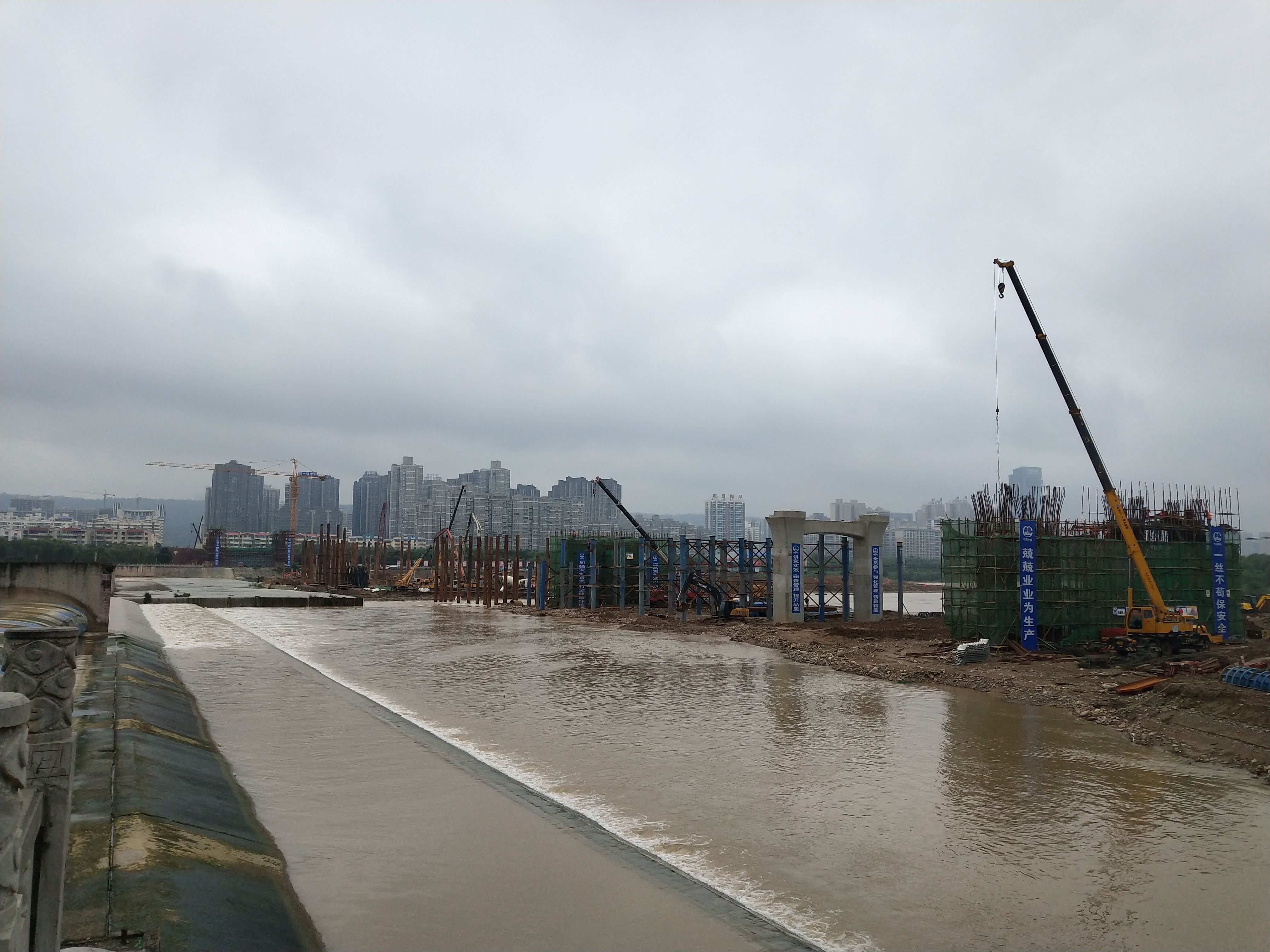 宝鸡市联盟路渭河大桥雨中续拍