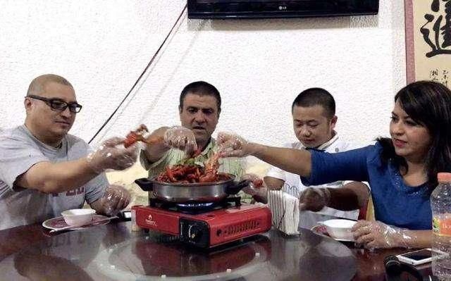 美国人第一次来中国旅游，发现与印象中太不一样！甚至羡慕中国人