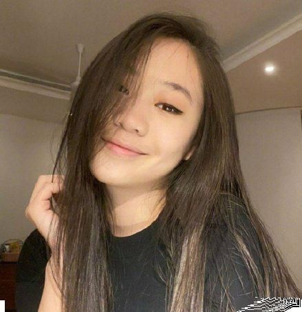 李连杰17岁女儿晒照大秀小蛮腰 时尚性感