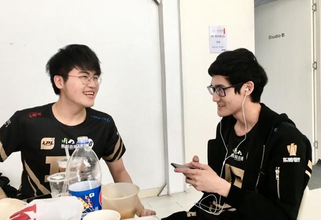 LOL：RNG队员拍新合照 姿态看见大舅子就迈不开腿？