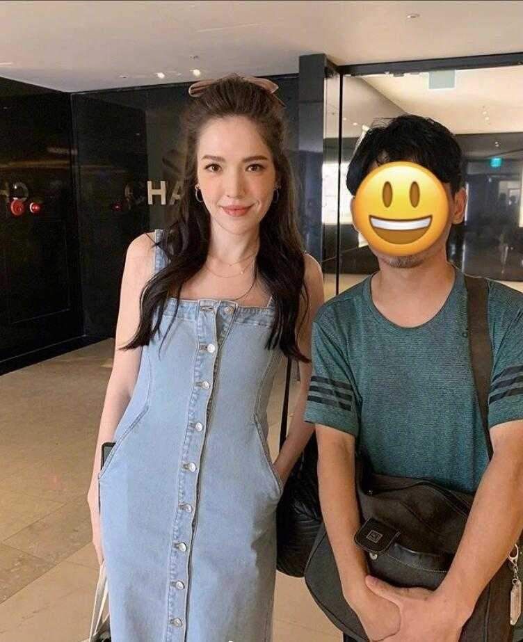 什么衣服都难不倒李冰冰，穿牛仔服套装，内搭背心像塑身衣