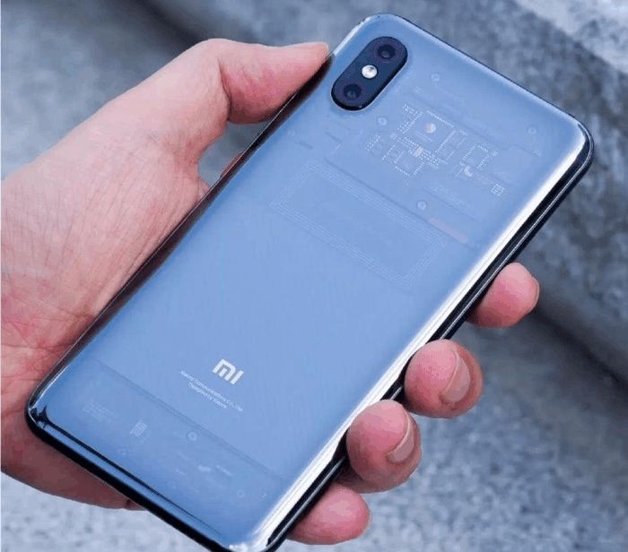 吴亦凡手持小米8探索版惊现机场, 狂炒到9.9万