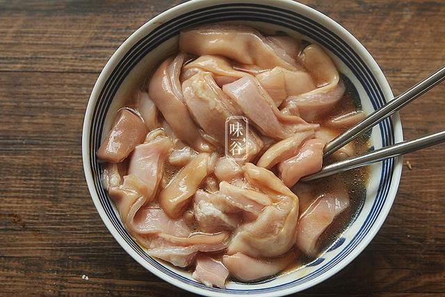 猪身上最贵的部位，健脾胃补气血，口感脆嫩鲜香，好吃到舔盘！