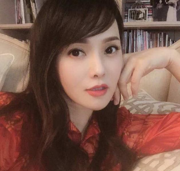 伊能静穿皮草逛街引风波,她发文嘲讽网友不识货很可怜