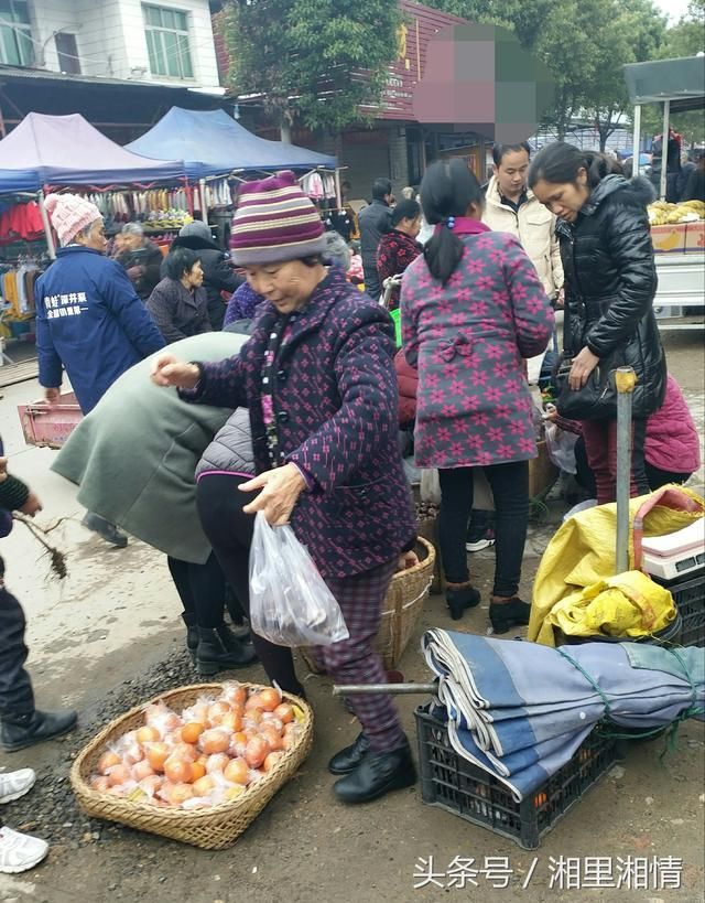 农村阿姨在集市摆地摊，一种被疯狂抢购，另一种丝毫未动