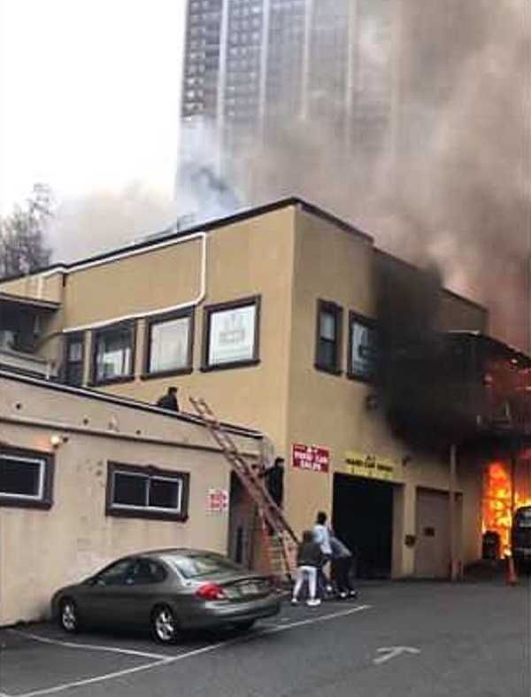 惊险!舞校大火女孩尖叫跳楼 好心市民徒手接住