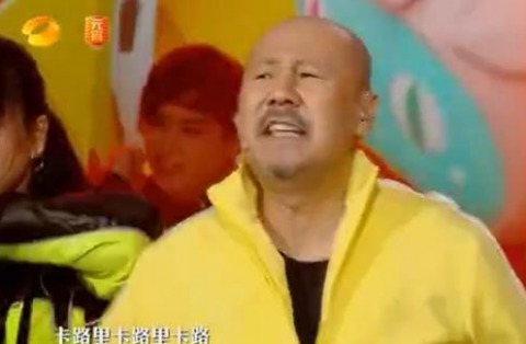 腾格尔元宵晚会假唱,网友感叹:太心酸
