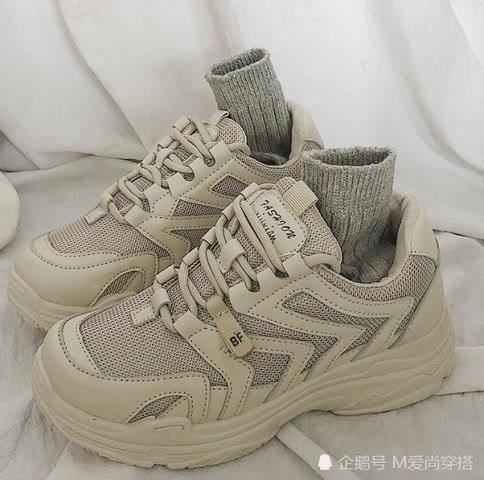 最近火了一种穿搭:老爹鞋+堆堆袜,不露脚踝才