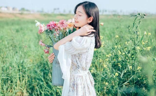 喜宴结束后,我妈打包剩菜遭岳母嘲笑,老婆的话让我心存感激