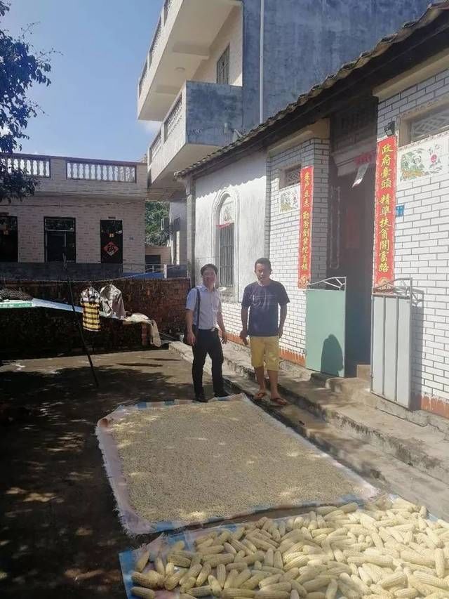 海口食药监局赴帮扶村开展扶贫APP签到验证